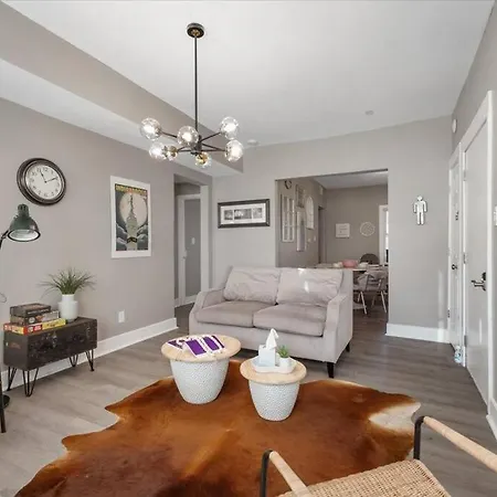 Convenient 2Br Near Convention & Hospitals Apartment